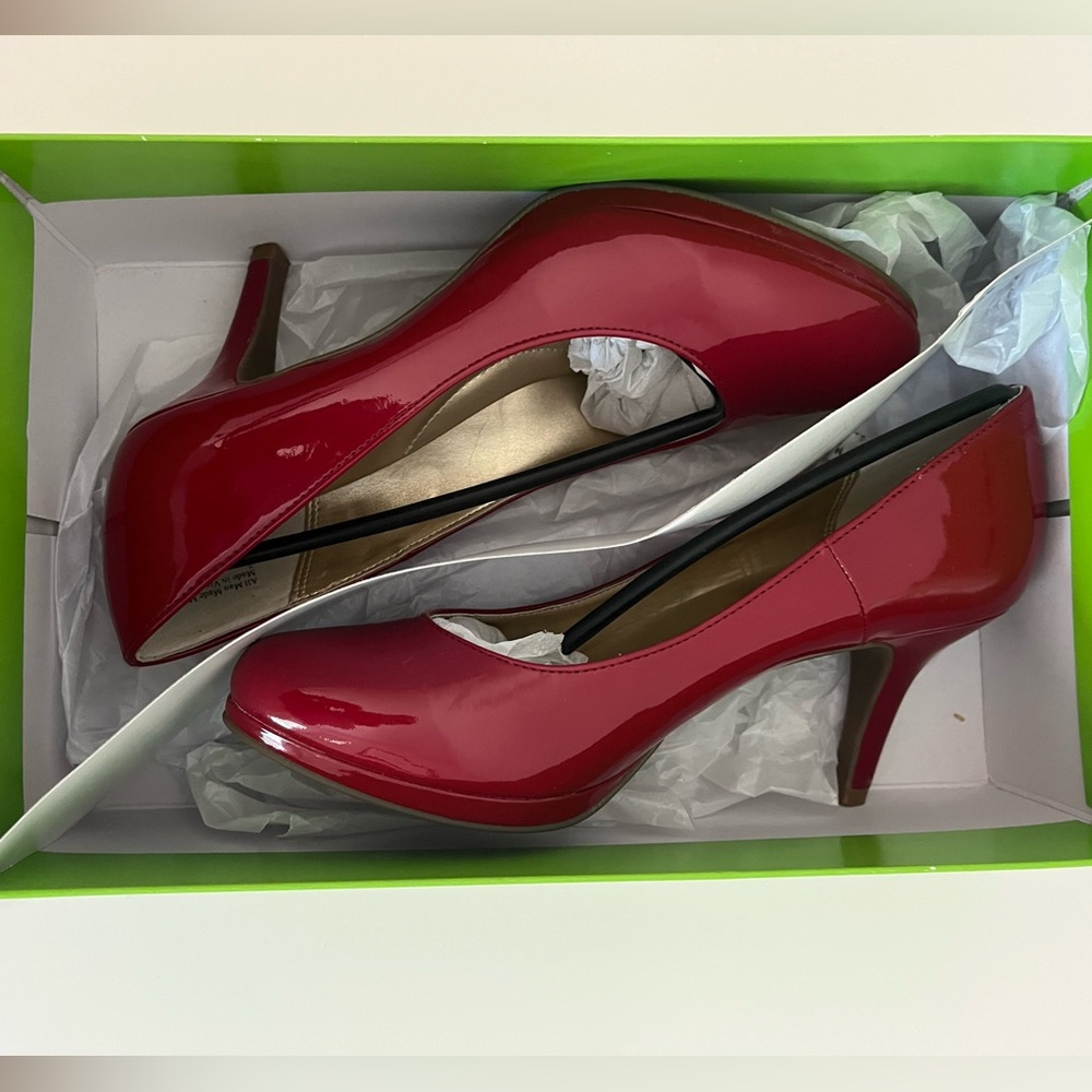 Kelly & Katie Glossy Burgundy Heels - Picture 3 of 7